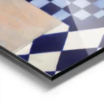 affiche avec un vase a carreaux bleu et blanc et une fleur blanche sur une surfa aluminium.webp