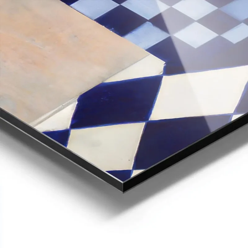 affiche avec un vase a carreaux bleu et blanc et une fleur blanche sur une surfa aluminium.webp