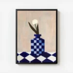affiche avec un vase a carreaux bleu et blanc et une fleur blanche sur une surfa avec cadre.webp