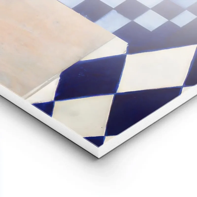 affiche avec un vase a carreaux bleu et blanc et une fleur blanche sur une surfa lightpanel.webp