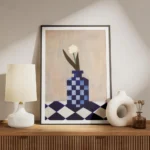 affiche avec un vase a carreaux bleu et blanc et une fleur blanche sur une surfa meuble.webp