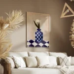 affiche avec un vase a carreaux bleu et blanc et une fleur blanche sur une surfa salon.webp