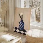 affiche avec un vase a carreaux bleu et blanc et une fleur blanche sur une surfa salon beige.webp