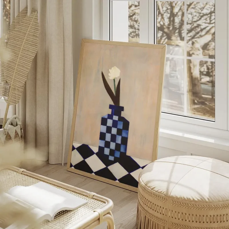 affiche avec un vase a carreaux bleu et blanc et une fleur blanche sur une surfa salon beige.webp