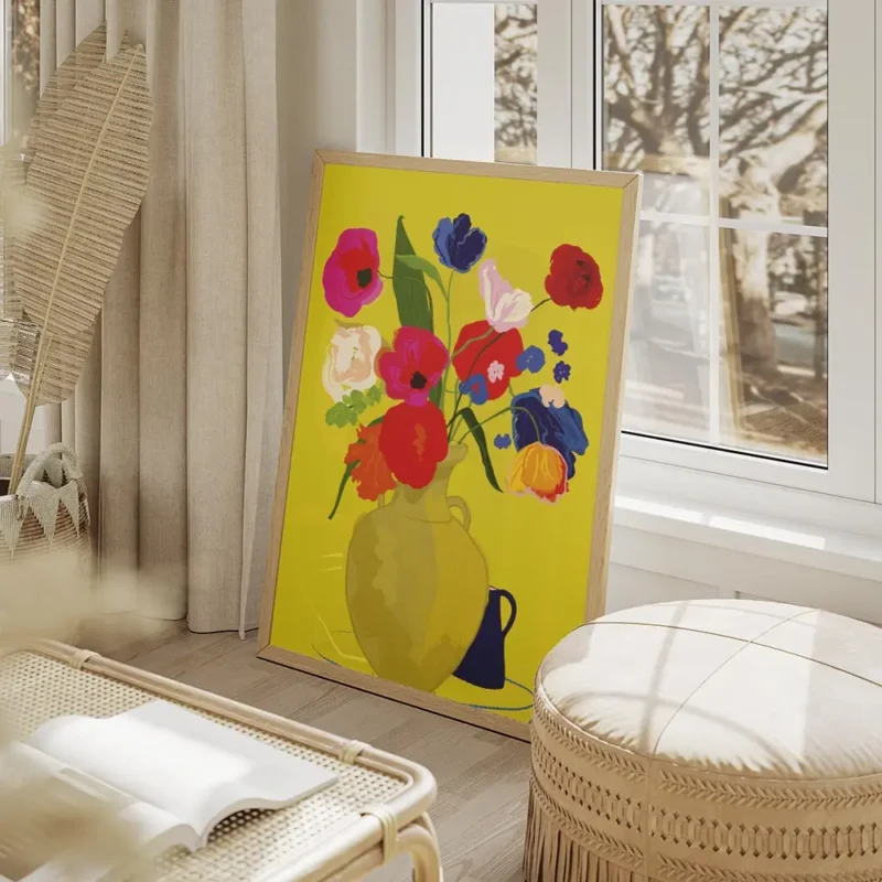affiche avec un vase jaune rempli de fleurs colorees sur fond jaune vif avec une salon beige.webp