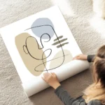 affiche avec un visage abstrait en art lineaire formes beiges et bleues sur fond au sol.webp