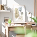 affiche avec un visage abstrait en art lineaire formes beiges et bleues sur fond bureau.webp