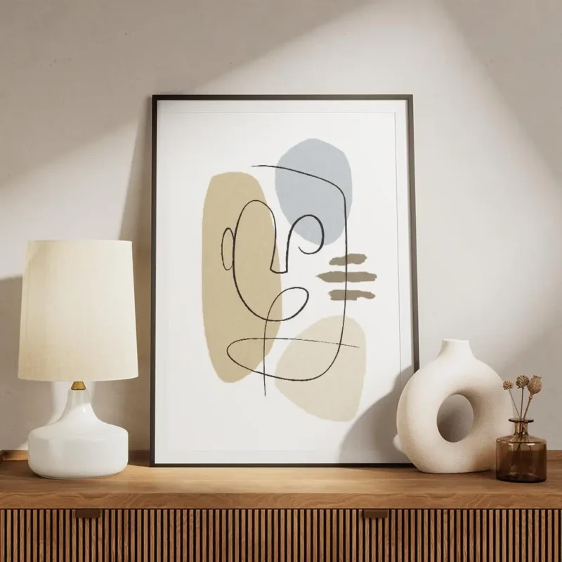 affiche avec un visage abstrait en art lineaire formes beiges et bleues sur fond meuble.webp