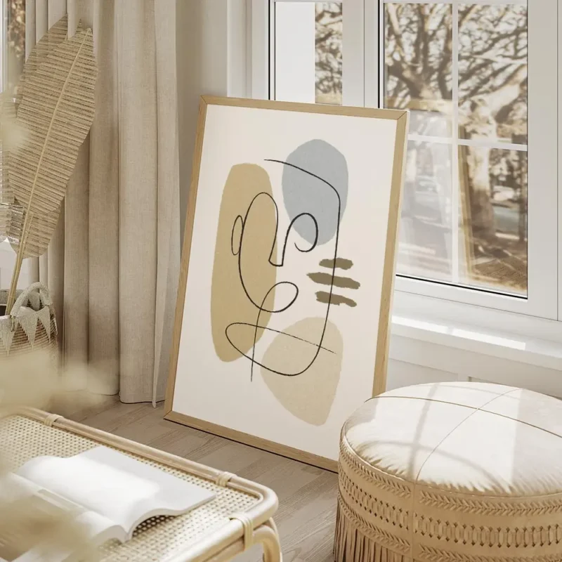 affiche avec un visage abstrait en art lineaire formes beiges et bleues sur fond salon beige.webp