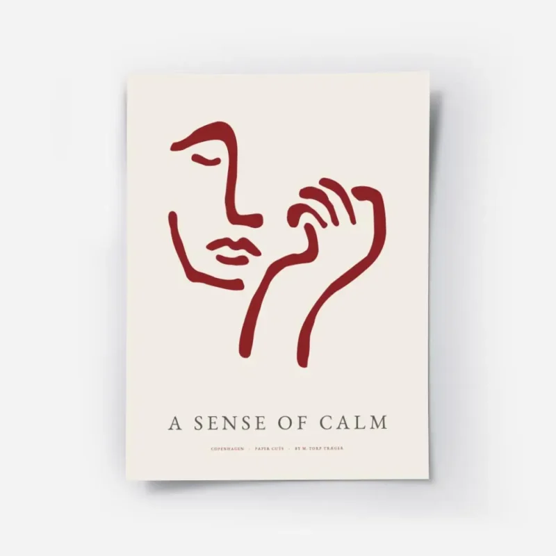 affiche avec un visage abstrait rouge bordeaux et une main sur fond beige clair .webp