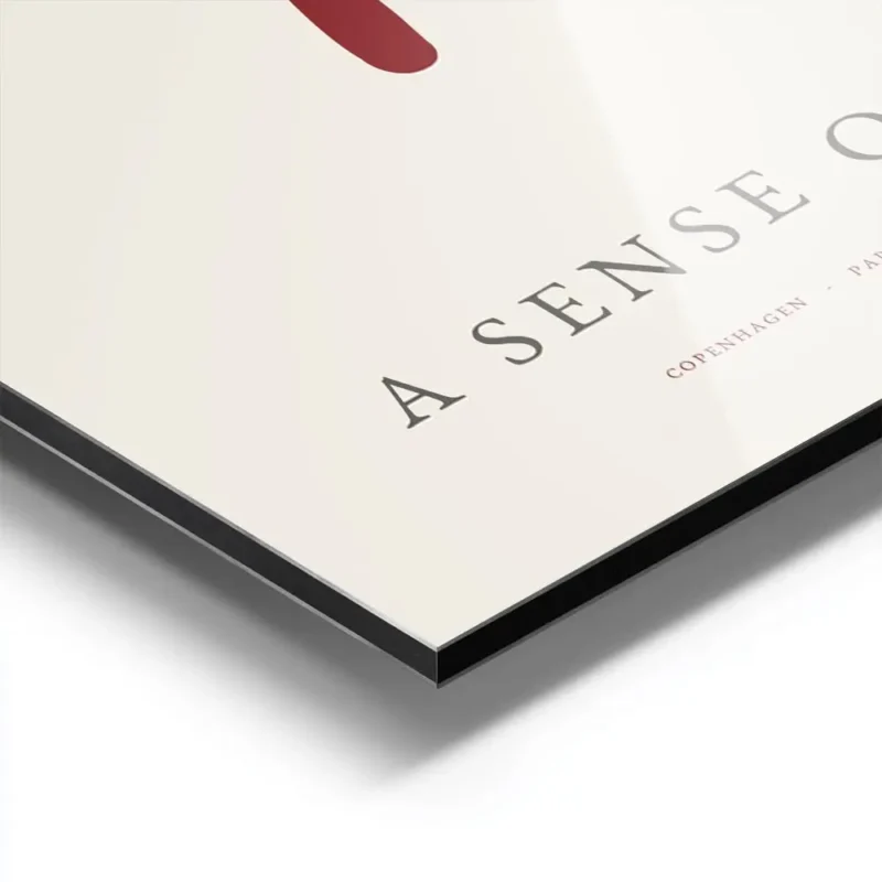 affiche avec un visage abstrait rouge bordeaux et une main sur fond beige clair aluminium.webp