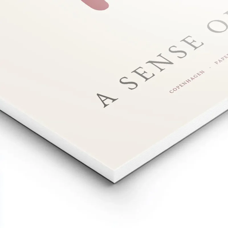 affiche avec un visage abstrait rouge bordeaux et une main sur fond beige clair lightpanel.webp