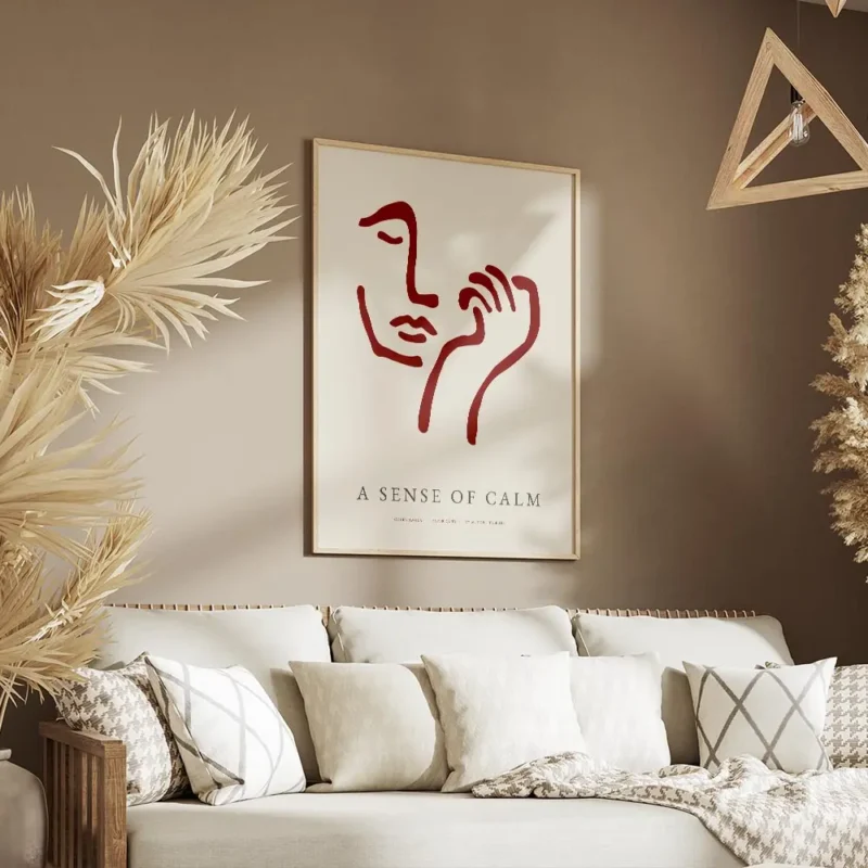 affiche avec un visage abstrait rouge bordeaux et une main sur fond beige clair salon.webp