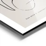 affiche avec un visage abstrait une main et une feuille dessines en noir et blan aluminium.webp