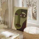 affiche avec un visage cubiste abstrait en tons de vert beige et marron fonce ut salon beige.webp