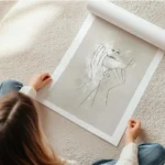 affiche avec un visage de femme en illustration ses mains sur son visage fond be en rouleau.webp