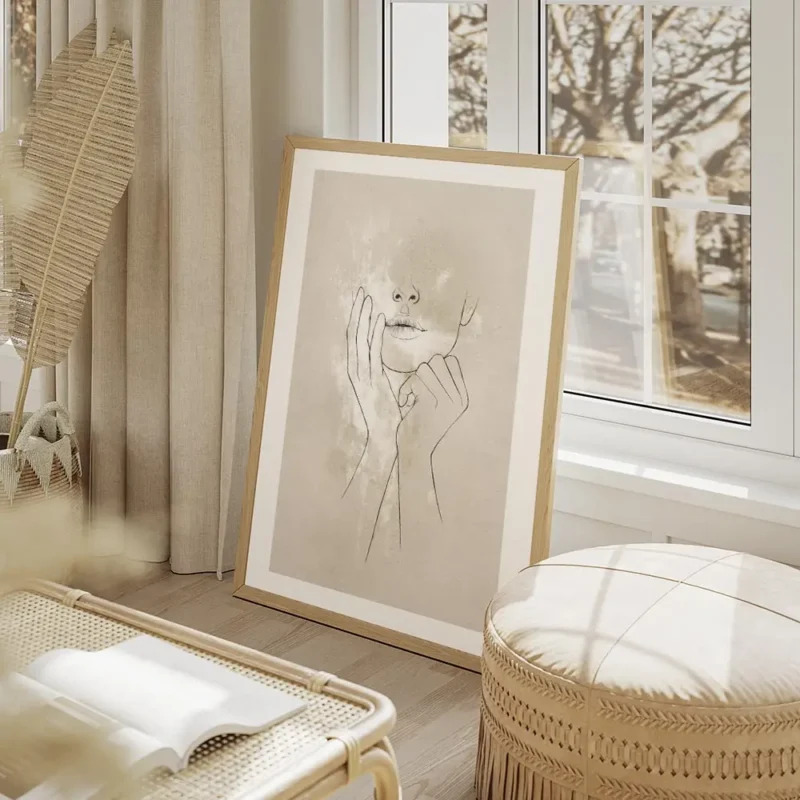 affiche avec un visage de femme en illustration ses mains sur son visage fond be salon beige.webp