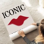 affiche avec une bouche rouge et du texte iconic new york en noir sur fond beige au sol.webp