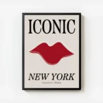 affiche avec une bouche rouge et du texte iconic new york en noir sur fond beige avec cadre.webp