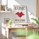 affiche avec une bouche rouge et du texte iconic new york en noir sur fond beige bureau.webp