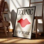 affiche avec une bouche rouge et du texte iconic new york en noir sur fond beige encadre.webp