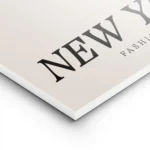 affiche avec une bouche rouge et du texte iconic new york en noir sur fond beige lightpanel.webp
