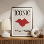 affiche avec une bouche rouge et du texte iconic new york en noir sur fond beige meuble.webp
