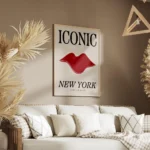 affiche avec une bouche rouge et du texte iconic new york en noir sur fond beige salon.webp