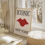 affiche avec une bouche rouge et du texte iconic new york en noir sur fond beige salon beige.webp