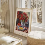 affiche avec une bouteille de vin un bouquet de coquelicots rouges une assiette salon beige.webp