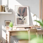 affiche avec une branche grise a feuilles devant des cercles lilas et marron sur bureau.webp