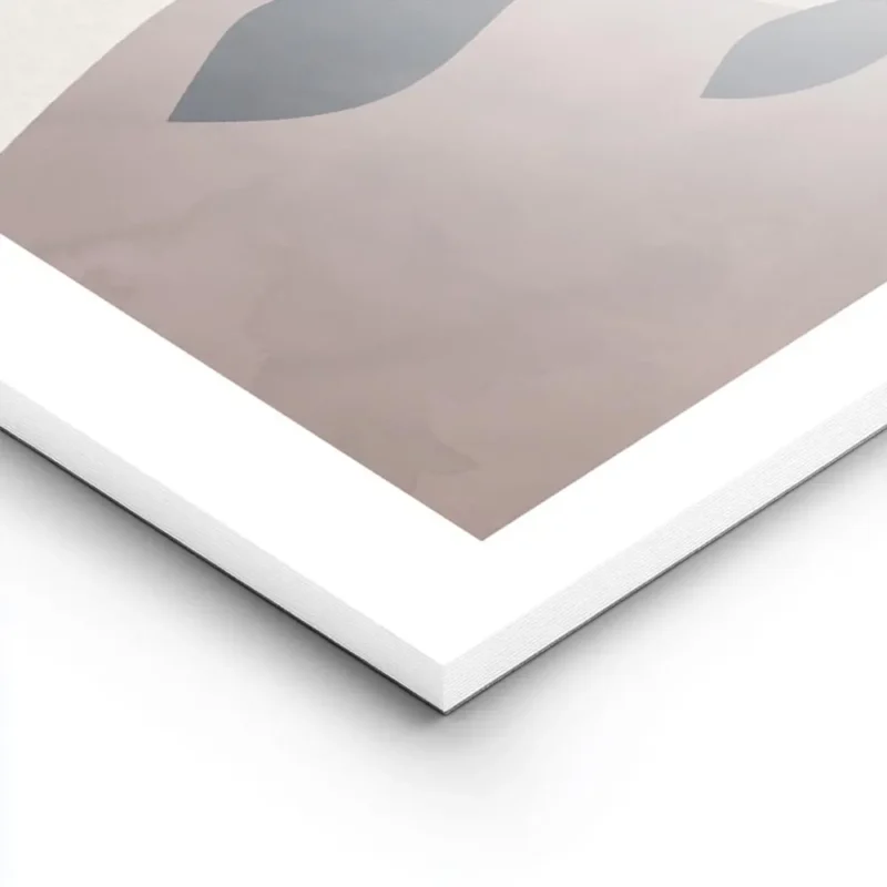 affiche avec une branche grise a feuilles devant des cercles lilas et marron sur lightpanel.webp