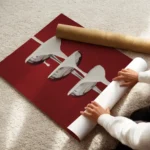 affiche avec une cascade de creme blanche versee sur des coupes a champagne arge enroule.webp