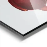 affiche avec une cerise rouge vif recouverte de sirop brillant sur fond gris cla aluminium.webp