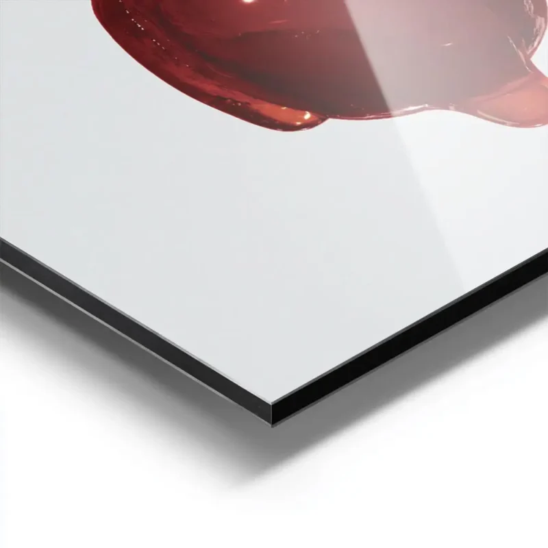 affiche avec une cerise rouge vif recouverte de sirop brillant sur fond gris cla aluminium.webp