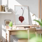 affiche avec une cerise rouge vif recouverte de sirop brillant sur fond gris cla bureau.webp