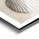 affiche avec une etoile de mer et un coquillage blanc sur du sable pale aluminium.webp