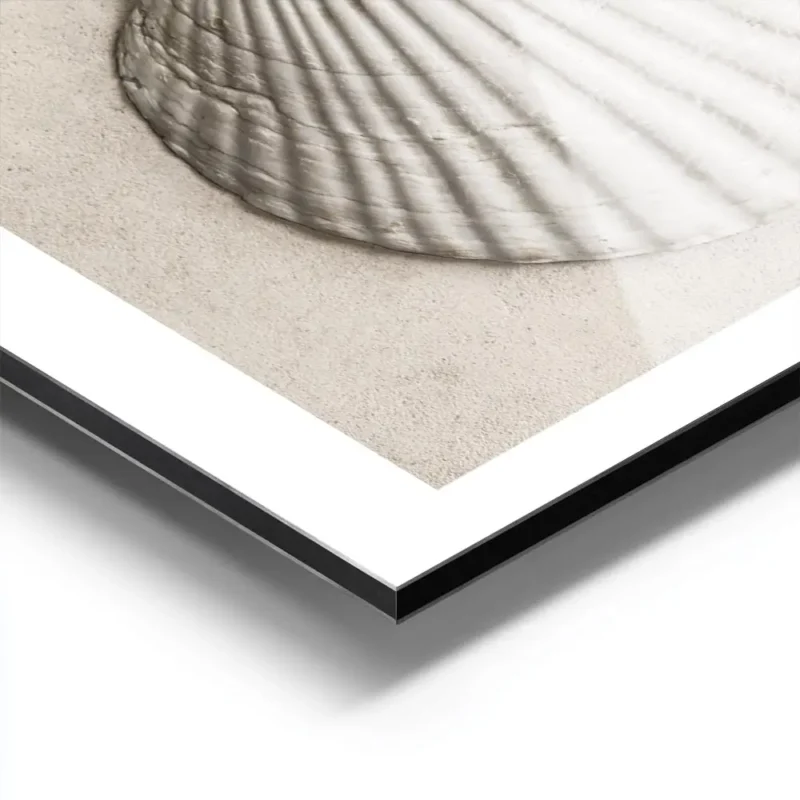 affiche avec une etoile de mer et un coquillage blanc sur du sable pale aluminium.webp