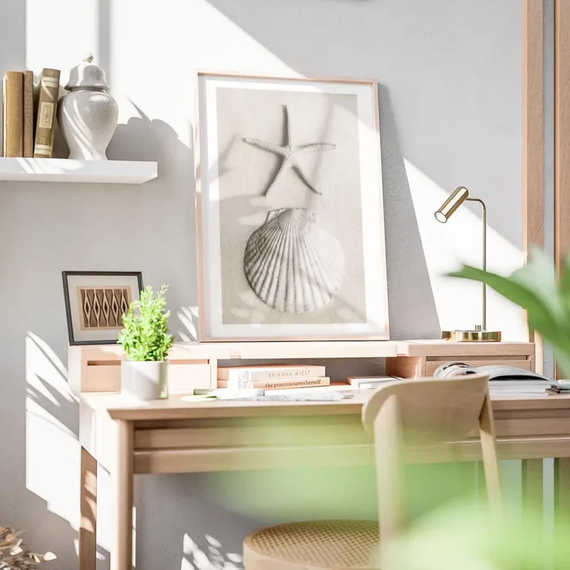 affiche avec une etoile de mer et un coquillage blanc sur du sable pale bureau.webp
