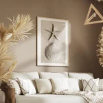 affiche avec une etoile de mer et un coquillage blanc sur du sable pale salon.webp