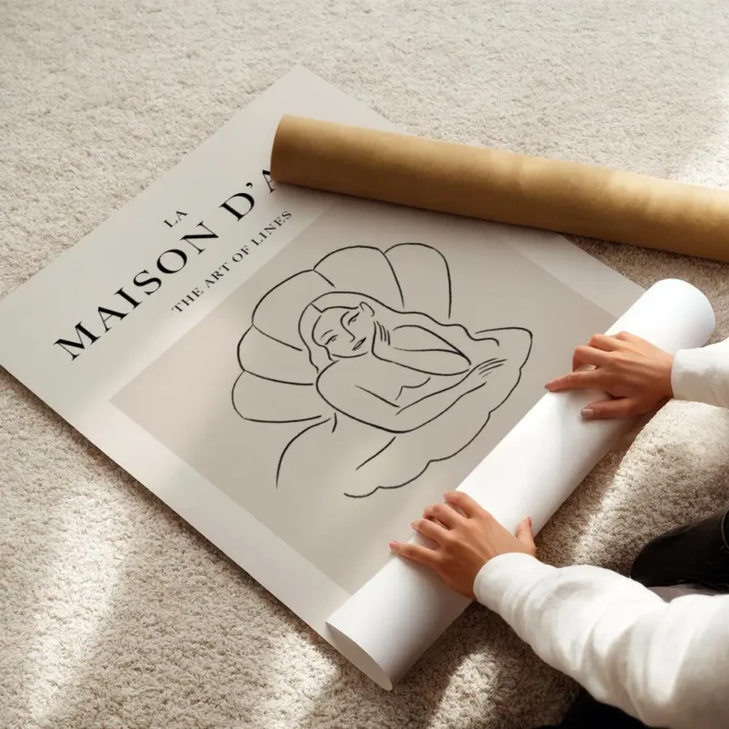 affiche avec une femme allongee dans un coquillage en line art noir sur fond bei enroule.webp