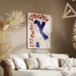 affiche avec une femme aux cheveux bleus et aux levres rouges jambes levees et l salon.webp