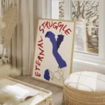 affiche avec une femme aux cheveux bleus et aux levres rouges jambes levees et l salon beige.webp