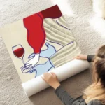 affiche avec une femme buvant du vin en robe rouge et lingerie bleue avec des ra au sol.webp
