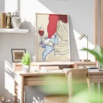 affiche avec une femme buvant du vin en robe rouge et lingerie bleue avec des ra bureau.webp