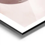 affiche avec une feuille de fougere noire devant un cercle rose fonce sur fond r aluminium.webp