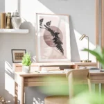 affiche avec une feuille de fougere noire devant un cercle rose fonce sur fond r bureau.webp