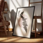 affiche avec une feuille de fougere noire devant un cercle rose fonce sur fond r encadre.webp