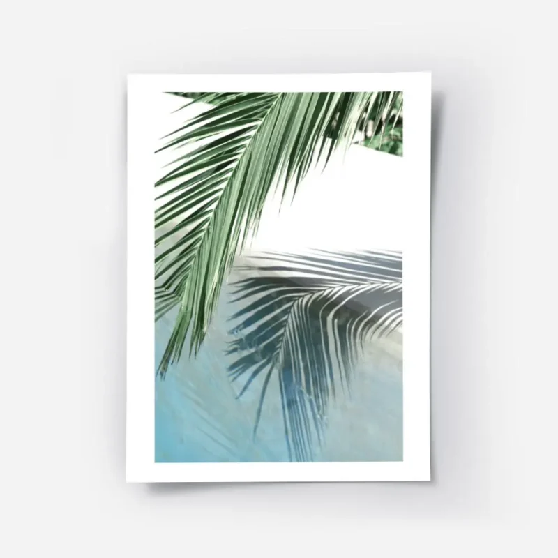 affiche avec une feuille de palmier verte et son reflet dans leau turquoise dune.webp