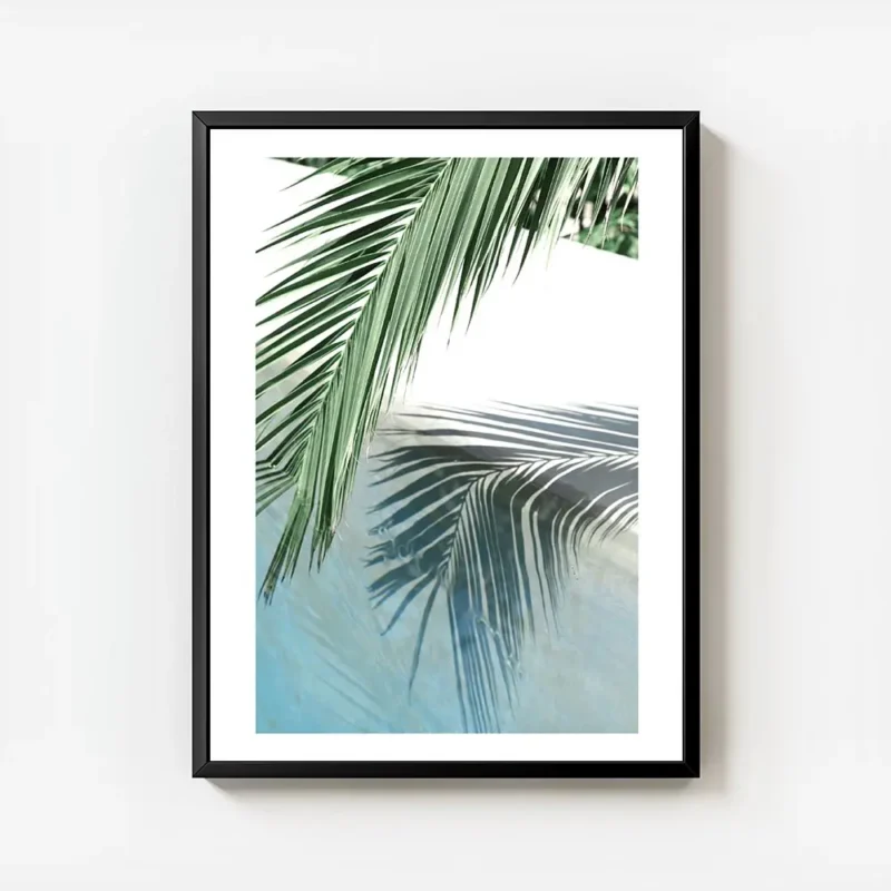 affiche avec une feuille de palmier verte et son reflet dans leau turquoise dune avec cadre.webp